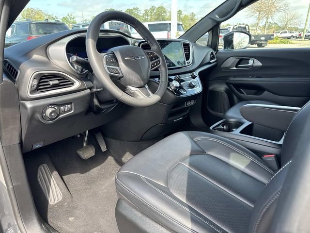 Used 2025 Chrysler Pacifica Select image 18