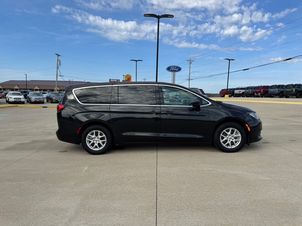 Used 2022 Chrysler Voyager LX image 4