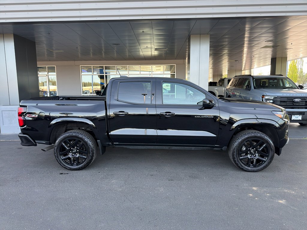 Used 2024 Chevrolet Colorado Z71 w/ Safety Package AWD/4WD image 8