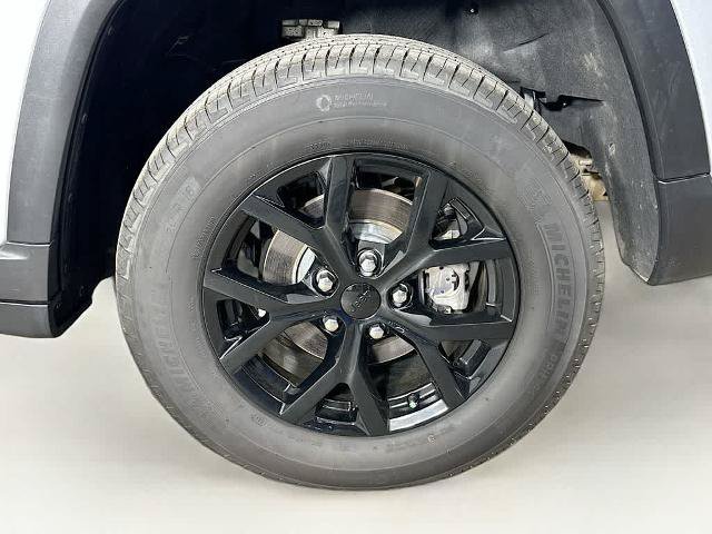 Used 2025 Jeep Grand Cherokee Altitude AWD/4WD image 8