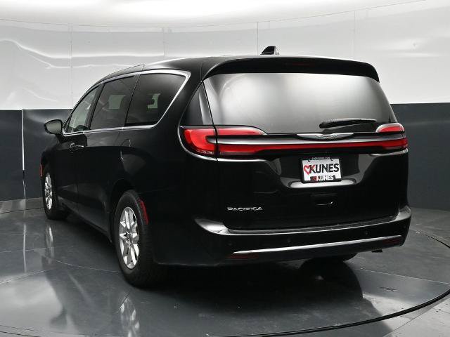Used 2024 Chrysler Pacifica Touring-L FWD image 8