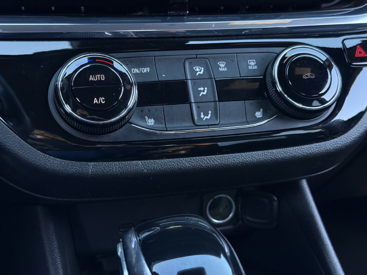 Used 2024 Buick Envista Sport Touring w/ Convenience I Package FWD image 18