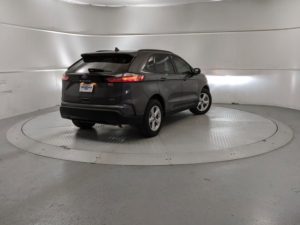 Certified 2024 Ford Edge SE image 3
