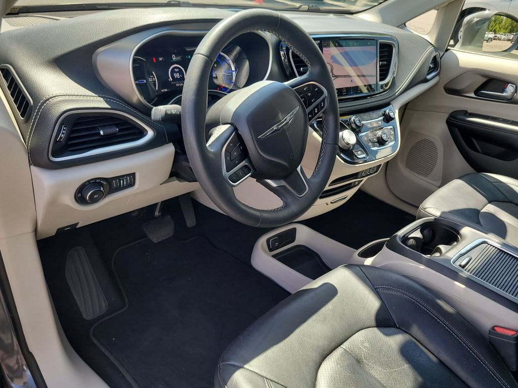 Used 2022 Chrysler Pacifica Touring-L w/ Uconnect Theater Family Group FWD image 18