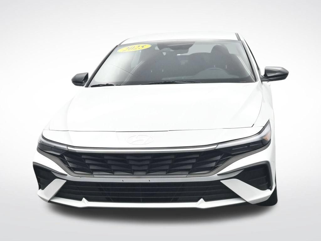 Used 2025 Hyundai Elantra SEL FWD image 2