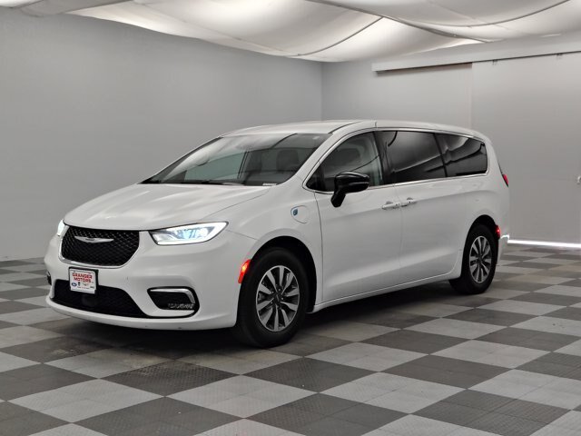 Used 2024 Chrysler Pacifica Limited FWD image 6