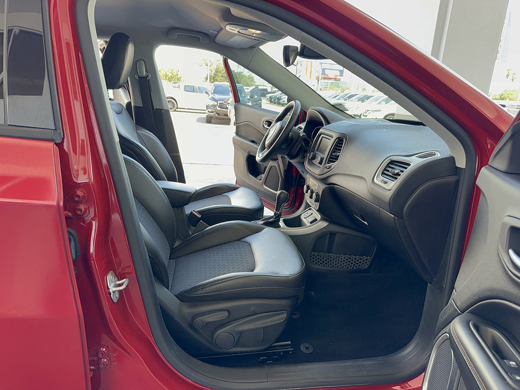 Used 2018 Jeep Compass Latitude FWD image 14
