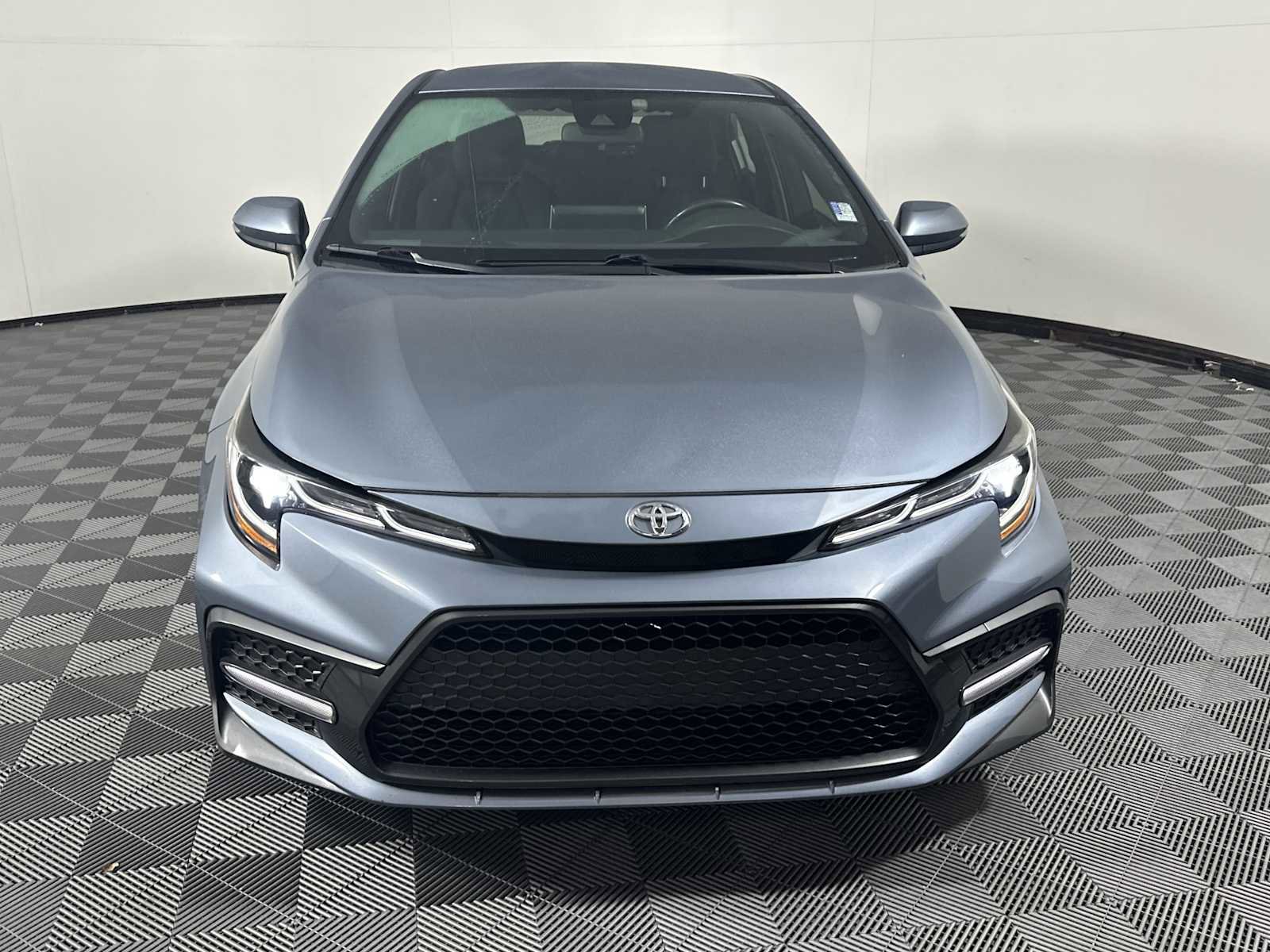 Used 2021 Toyota Corolla SE FWD image 2