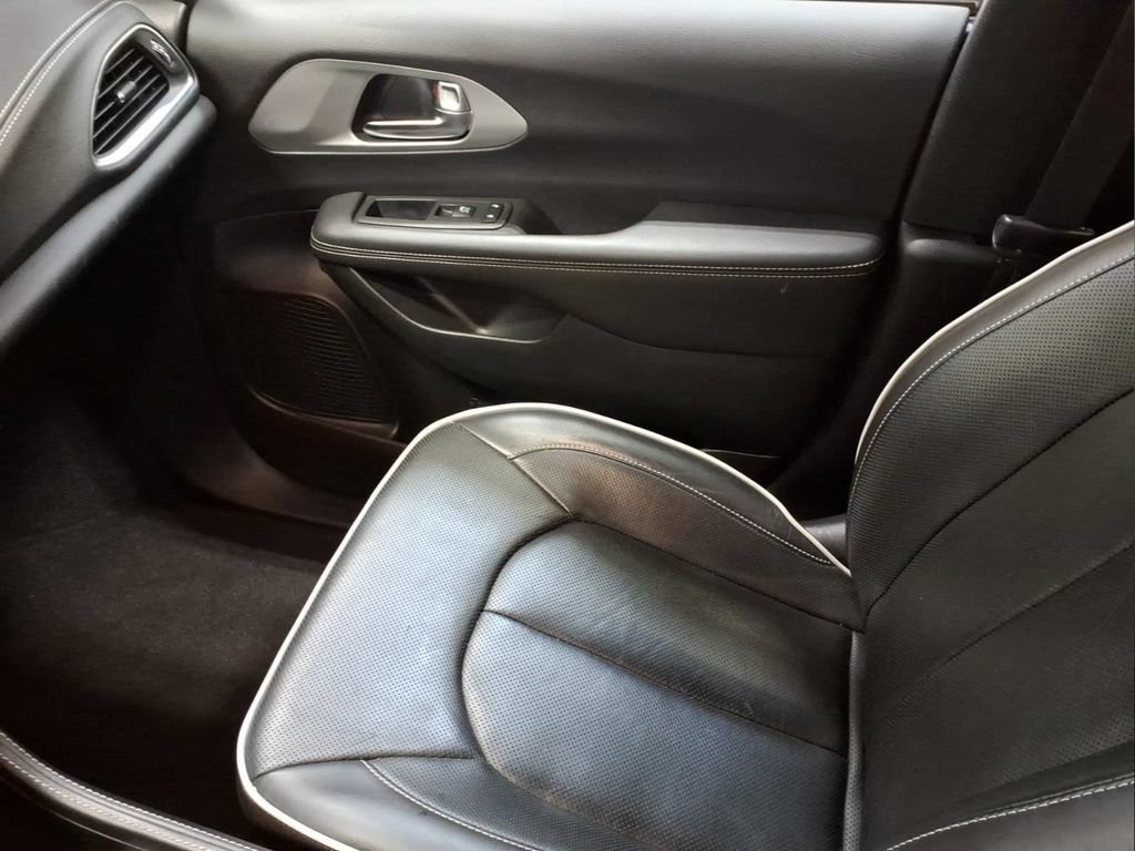Used 2025 Chrysler Pacifica Limited FWD image 25