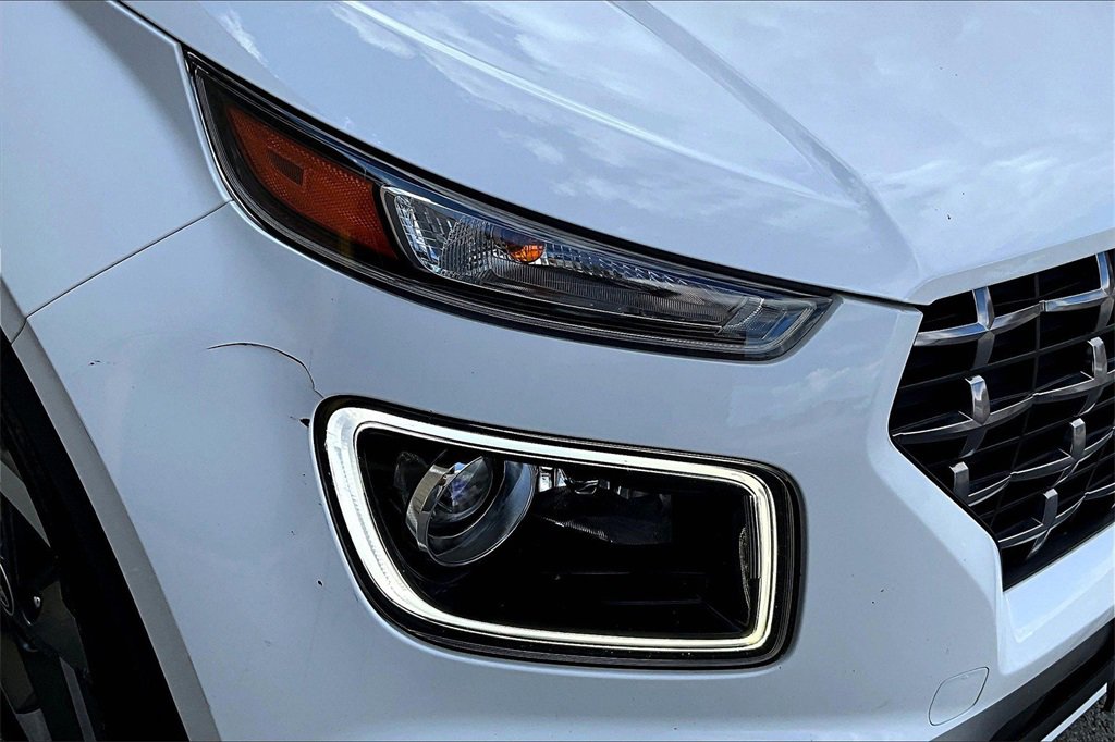 Used 2023 Hyundai Venue Limited image 27