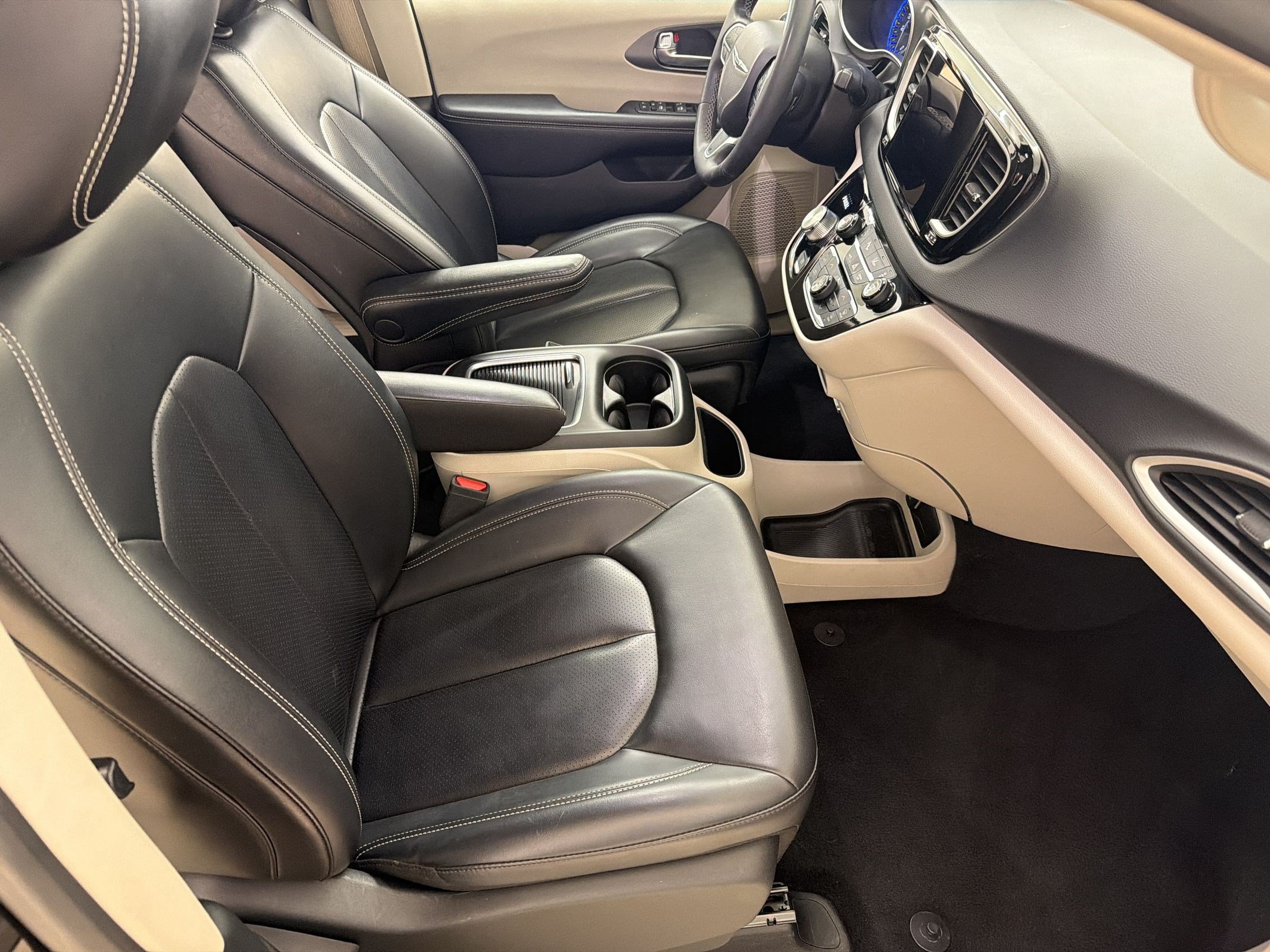 Used 2023 Chrysler Pacifica Touring-L FWD image 22