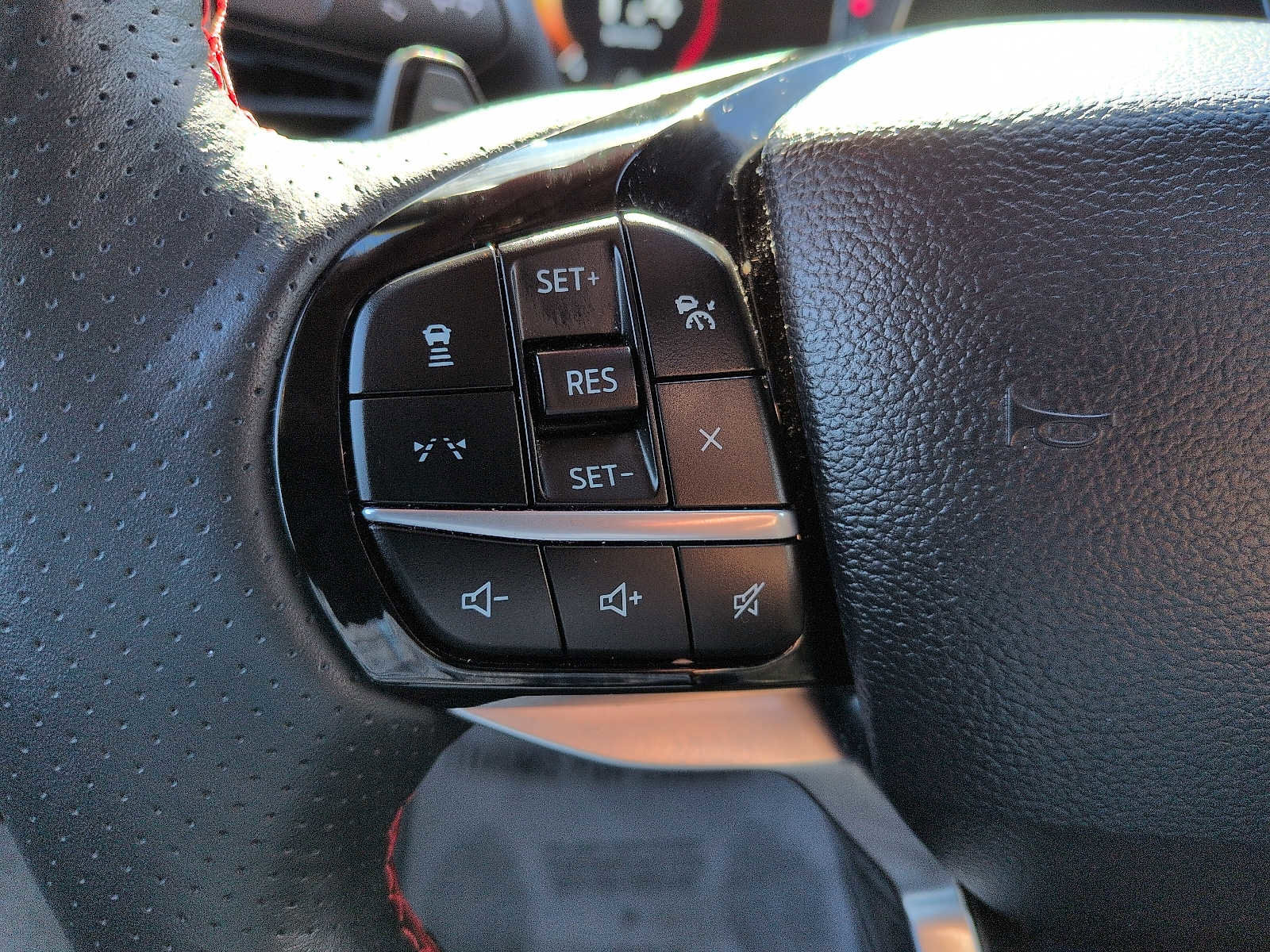 Certified 2025 Ford Explorer ST AWD/4WD image 17