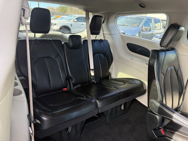 Used 2024 Chrysler Pacifica Touring-L FWD image 6
