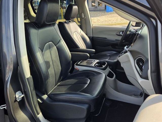 Used 2023 Chrysler Pacifica Touring-L FWD image 18