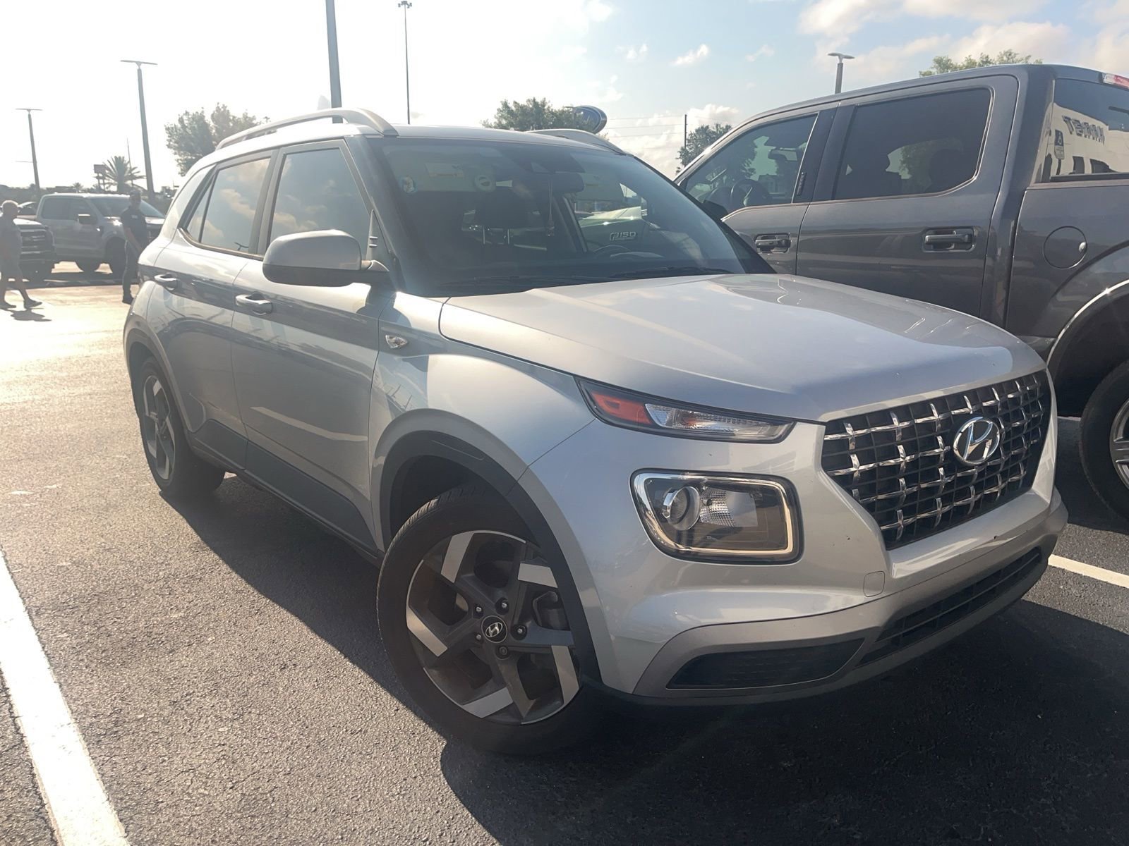 Used 2022 Hyundai Venue SEL FWD image 1