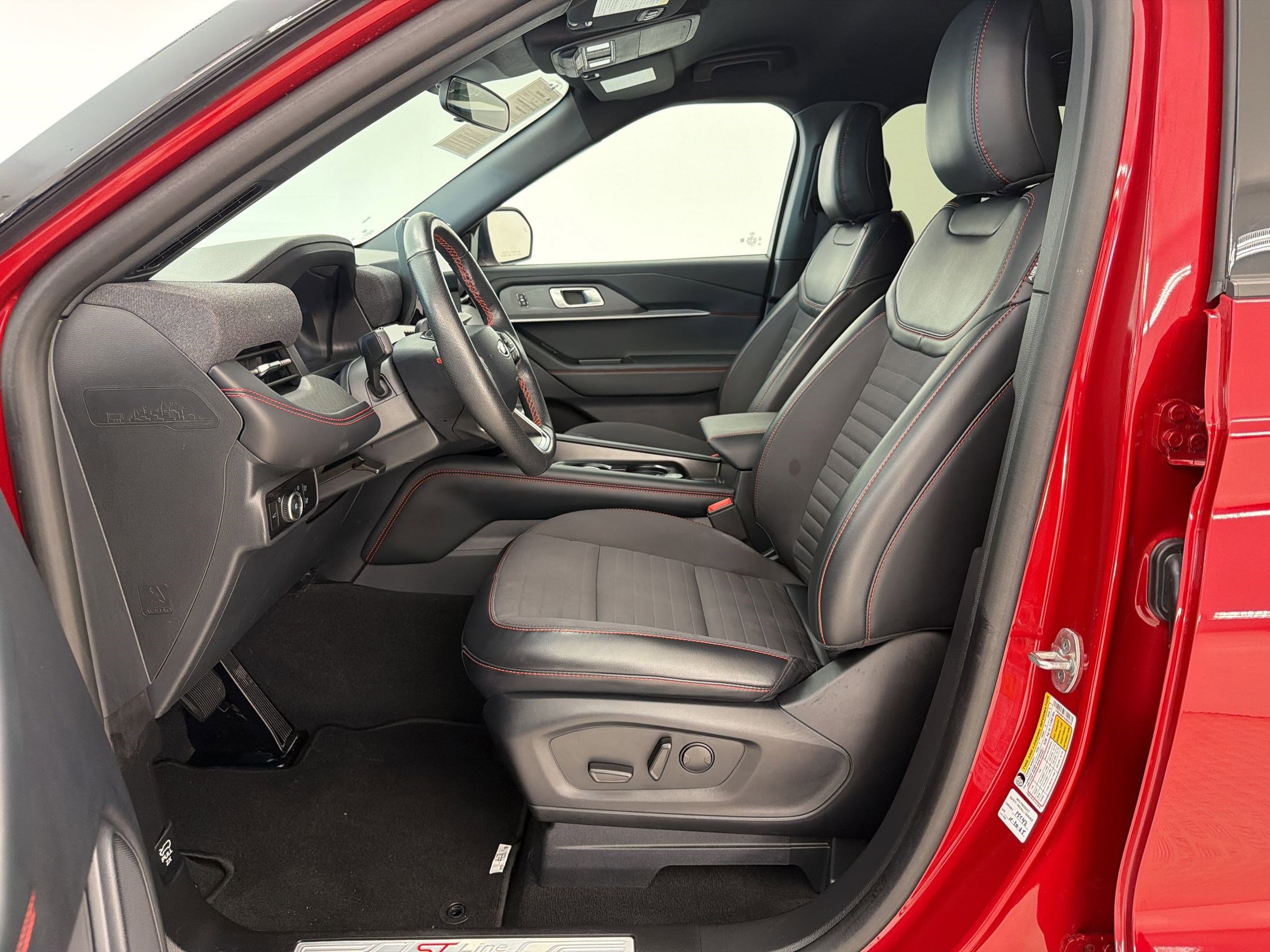 Certified 2025 Ford Explorer ST-Line w/ ST-Line Street Pack AWD/4WD image 5