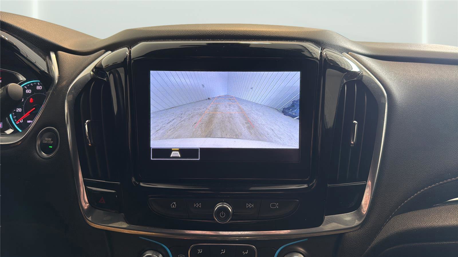 Used 2022 Chevrolet Traverse LT image 18