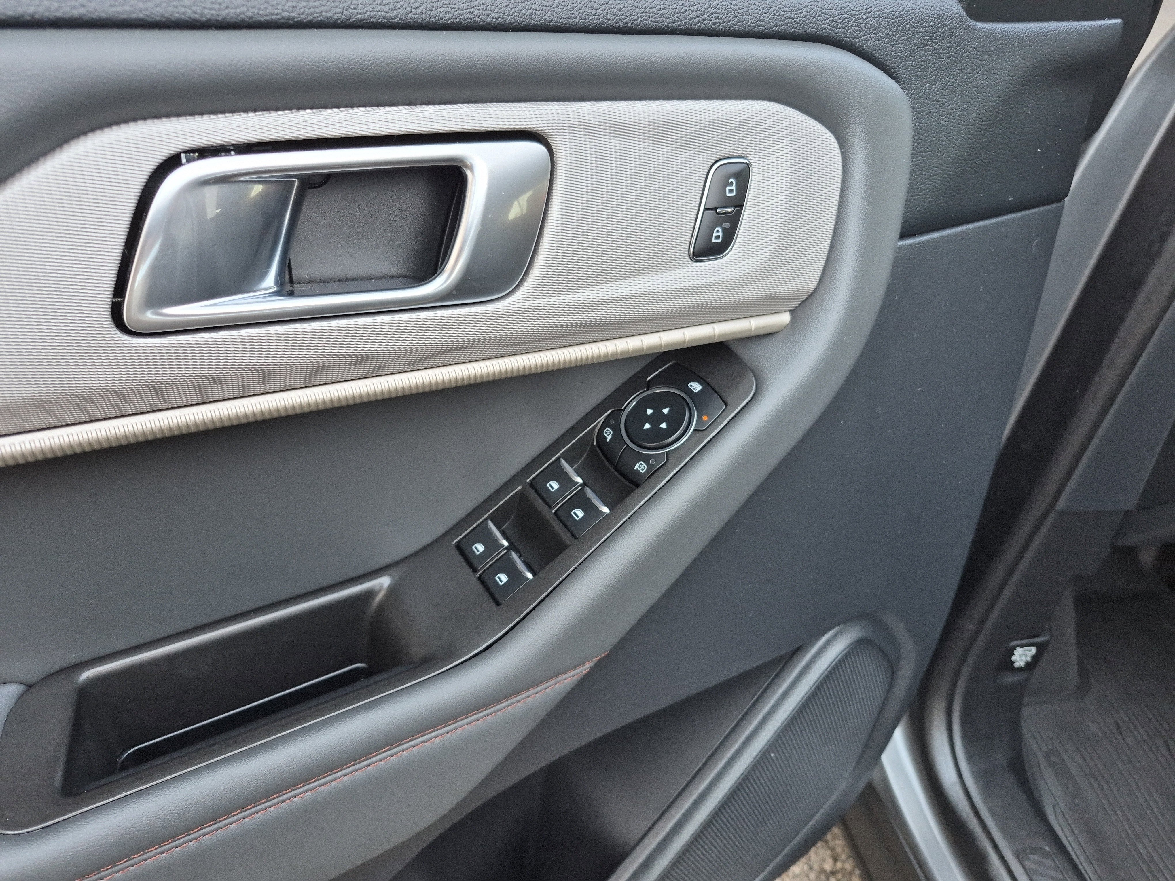 Certified 2025 Ford Explorer Active image 9