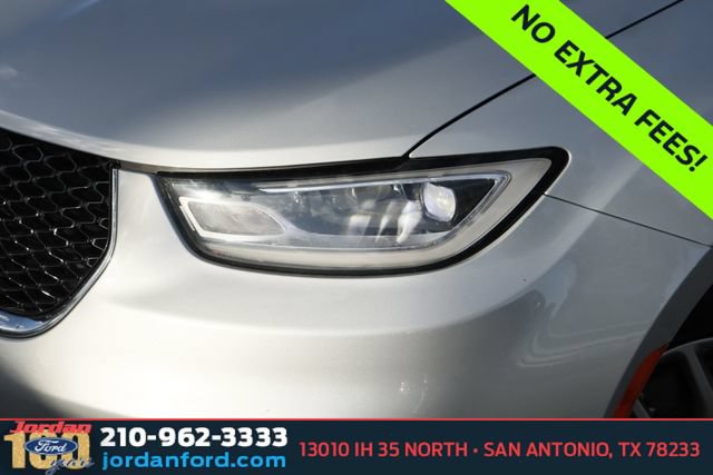 Used 2024 Chrysler Pacifica Touring-L FWD image 2