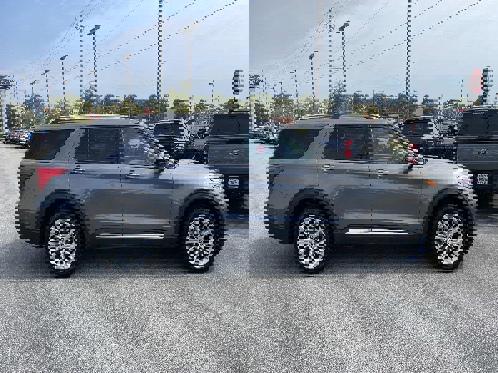 Certified 2023 Ford Explorer Platinum w/ Technology Package image 2