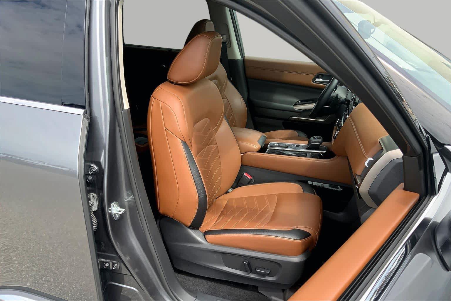 Used 2022 Nissan Pathfinder Platinum w/ Cargo Package FWD image 9