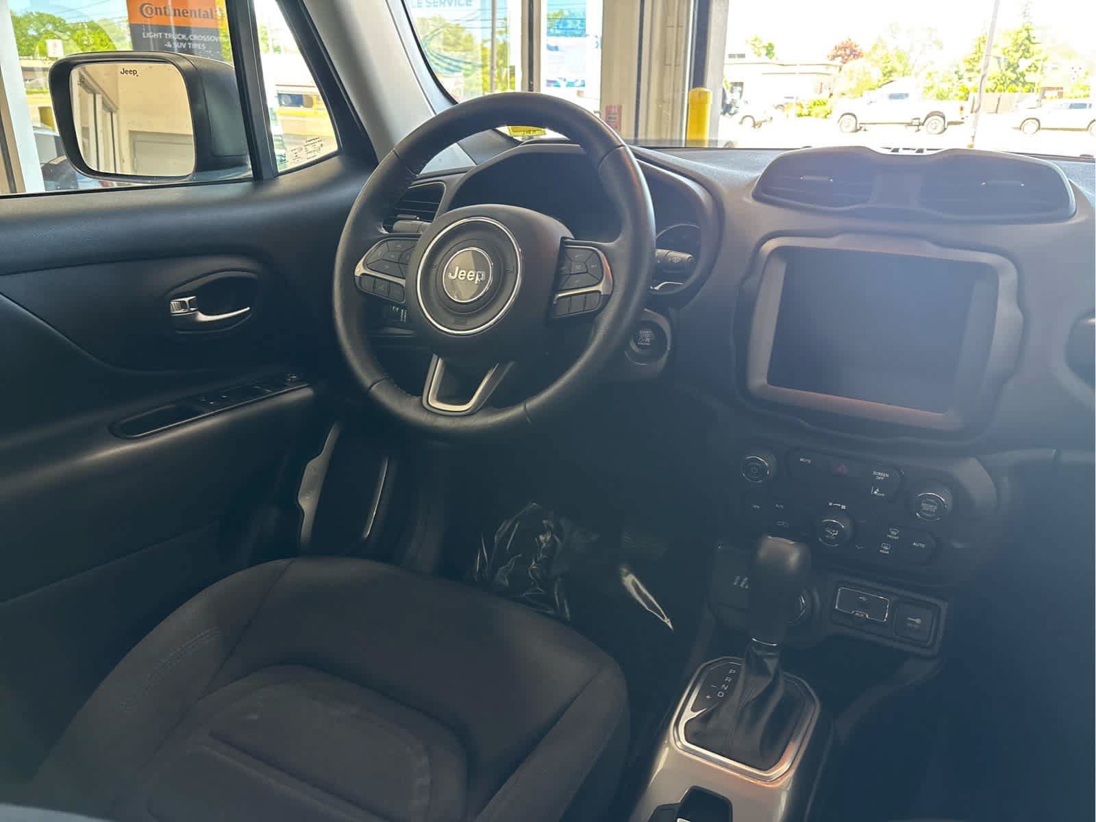 Used 2022 Jeep Renegade Latitude w/ Convenience Group AWD/4WD image 11
