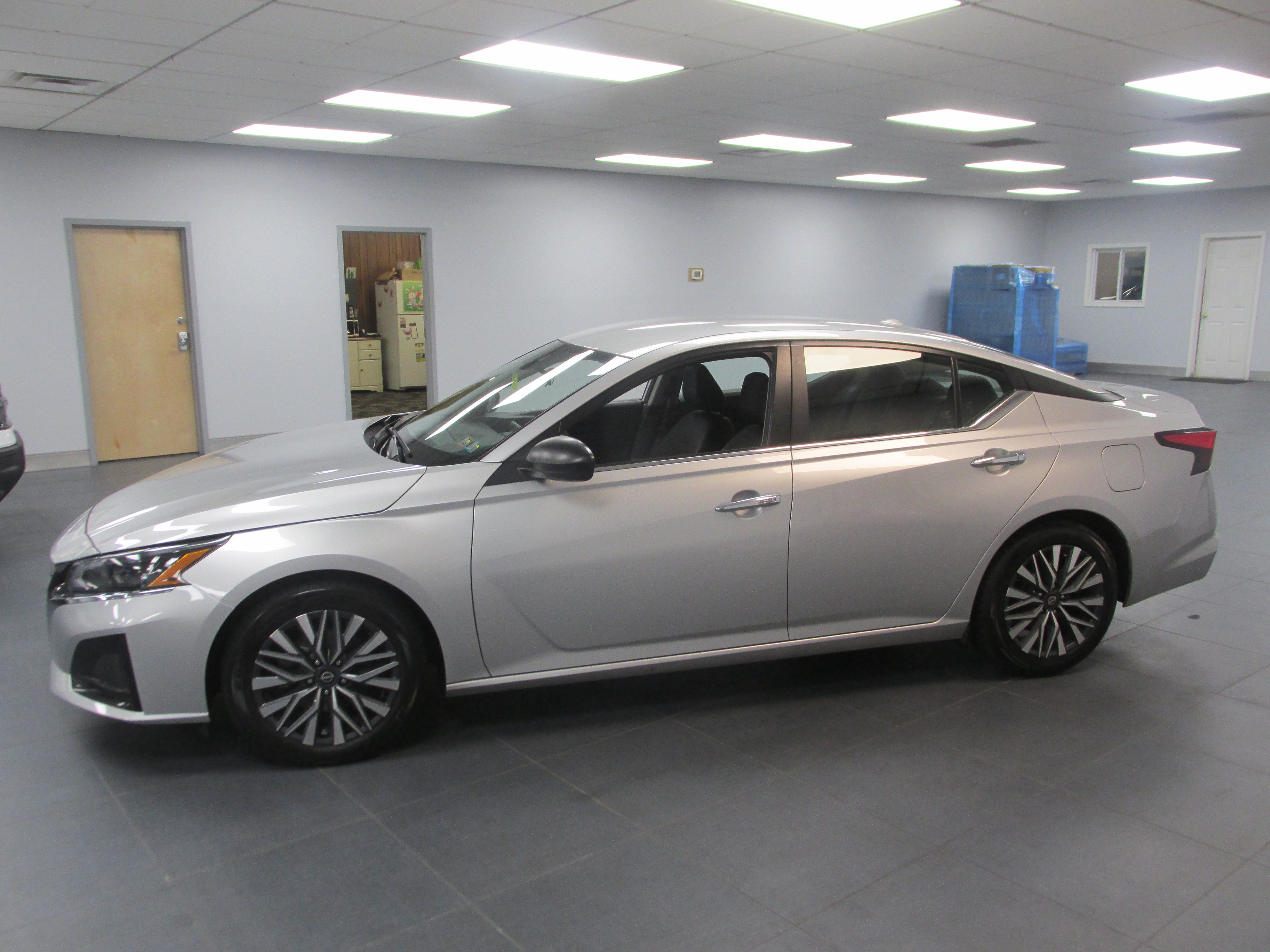 Used 2024 Nissan Altima 2.5 SV FWD image 8