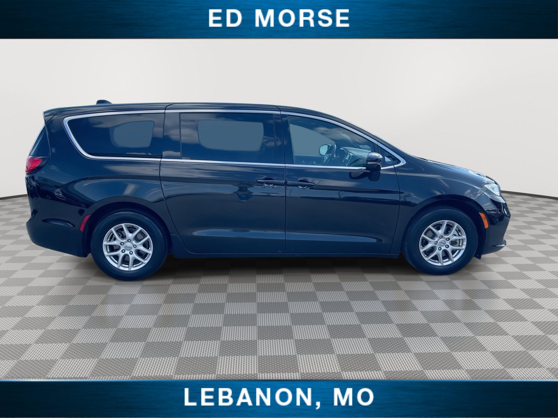 Used 2025 Chrysler Pacifica Select FWD image 9