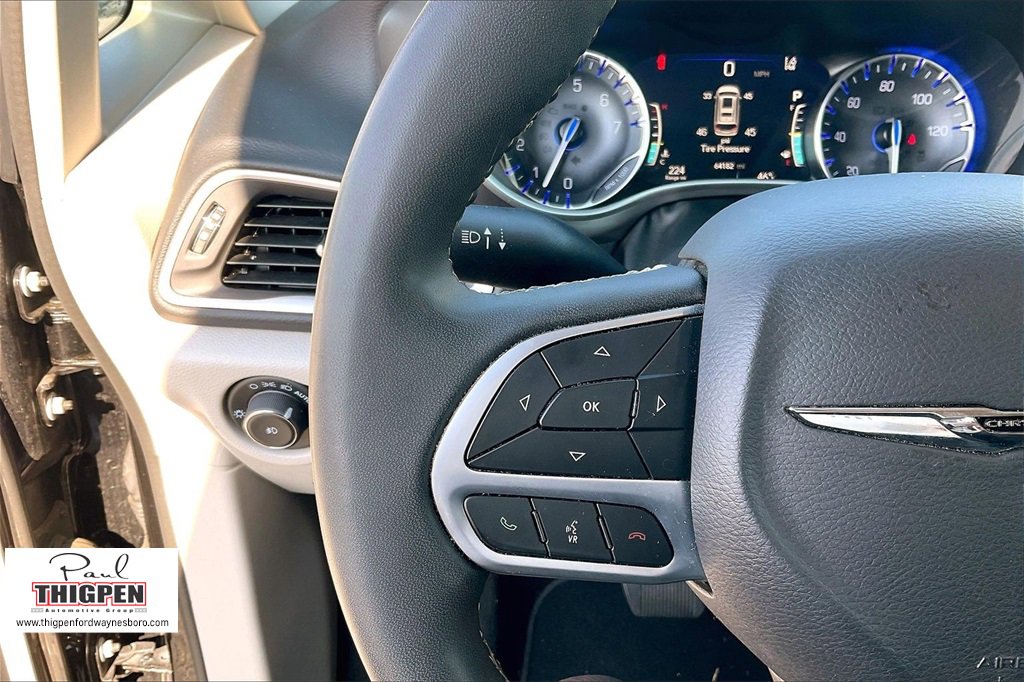 Used 2024 Chrysler Pacifica Touring-L image 17