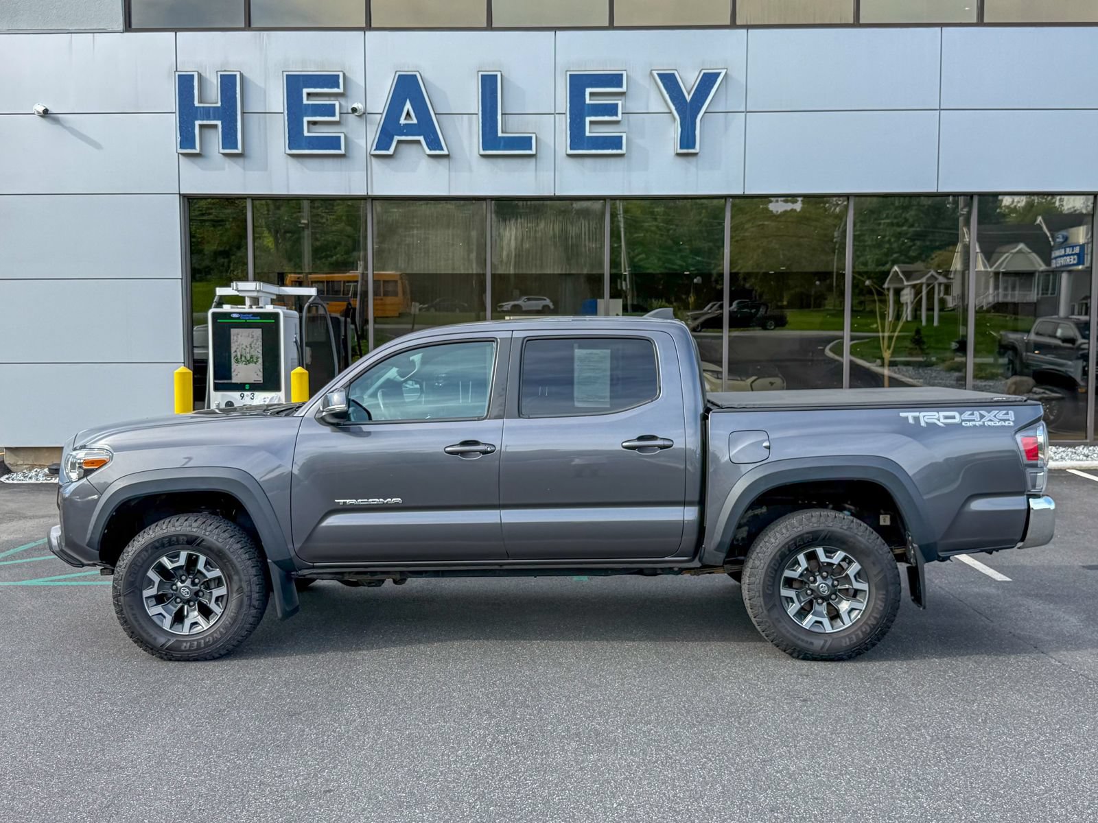 Used 2021 Toyota Tacoma TRD Off-Road AWD/4WD image 9