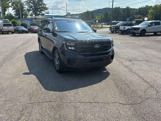 Certified 2025 Ford Expedition Active AWD/4WD image 3