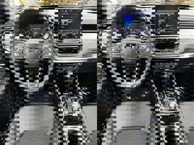 Used 2024 Jeep Compass Latitude image 8