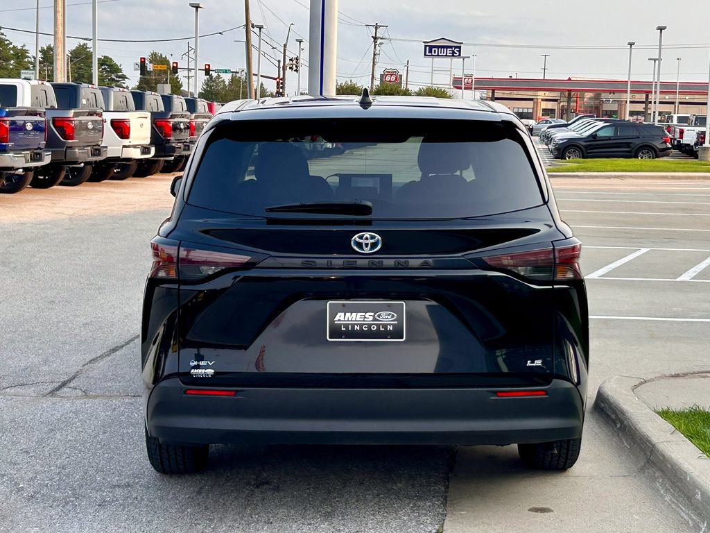 Used 2025 Toyota Sienna LE FWD image 5