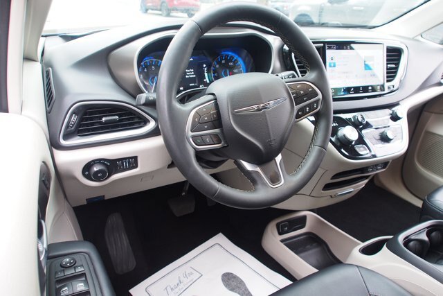 Used 2024 Chrysler Pacifica Touring-L FWD image 19