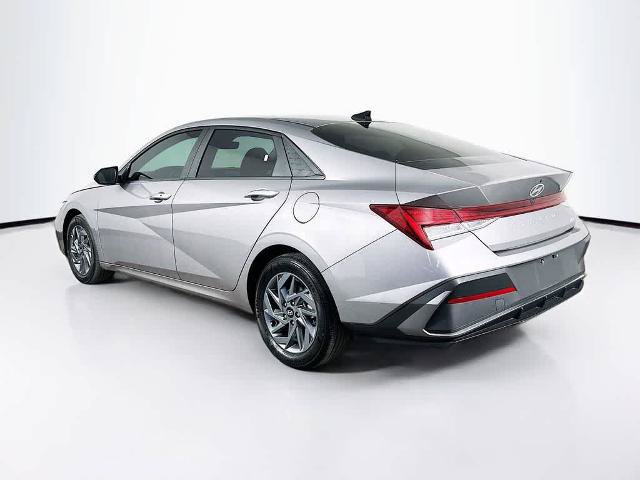 Used 2024 Hyundai Elantra Blue FWD image 4