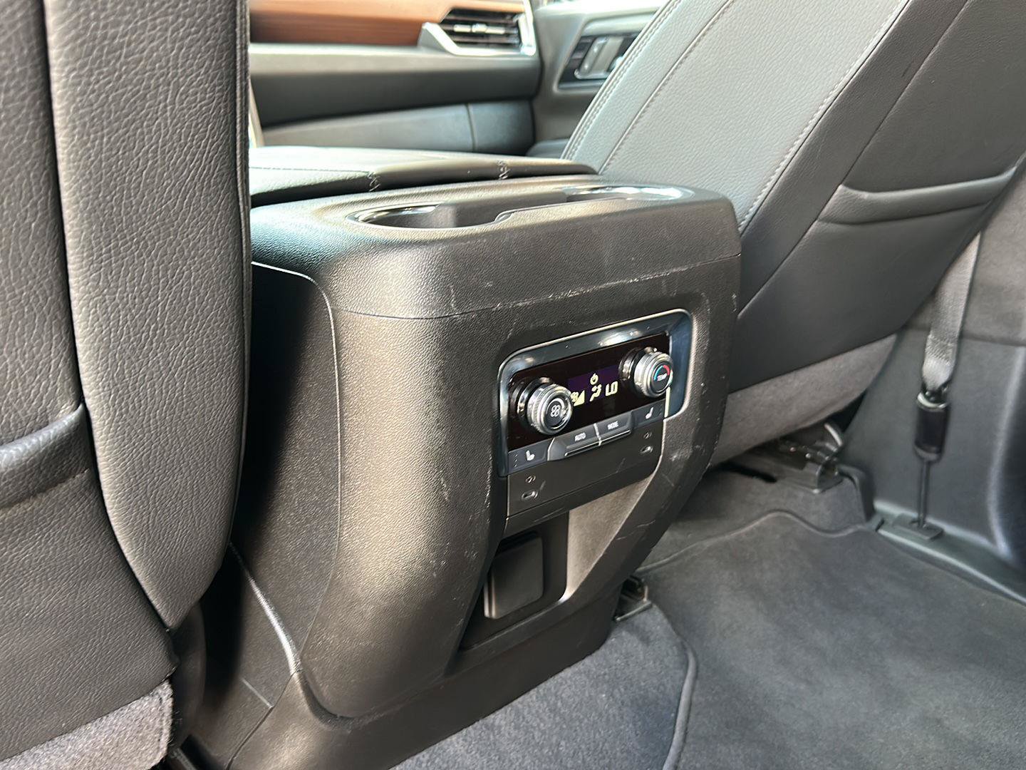 Used 2025 GMC Yukon XL Denali RWD image 25