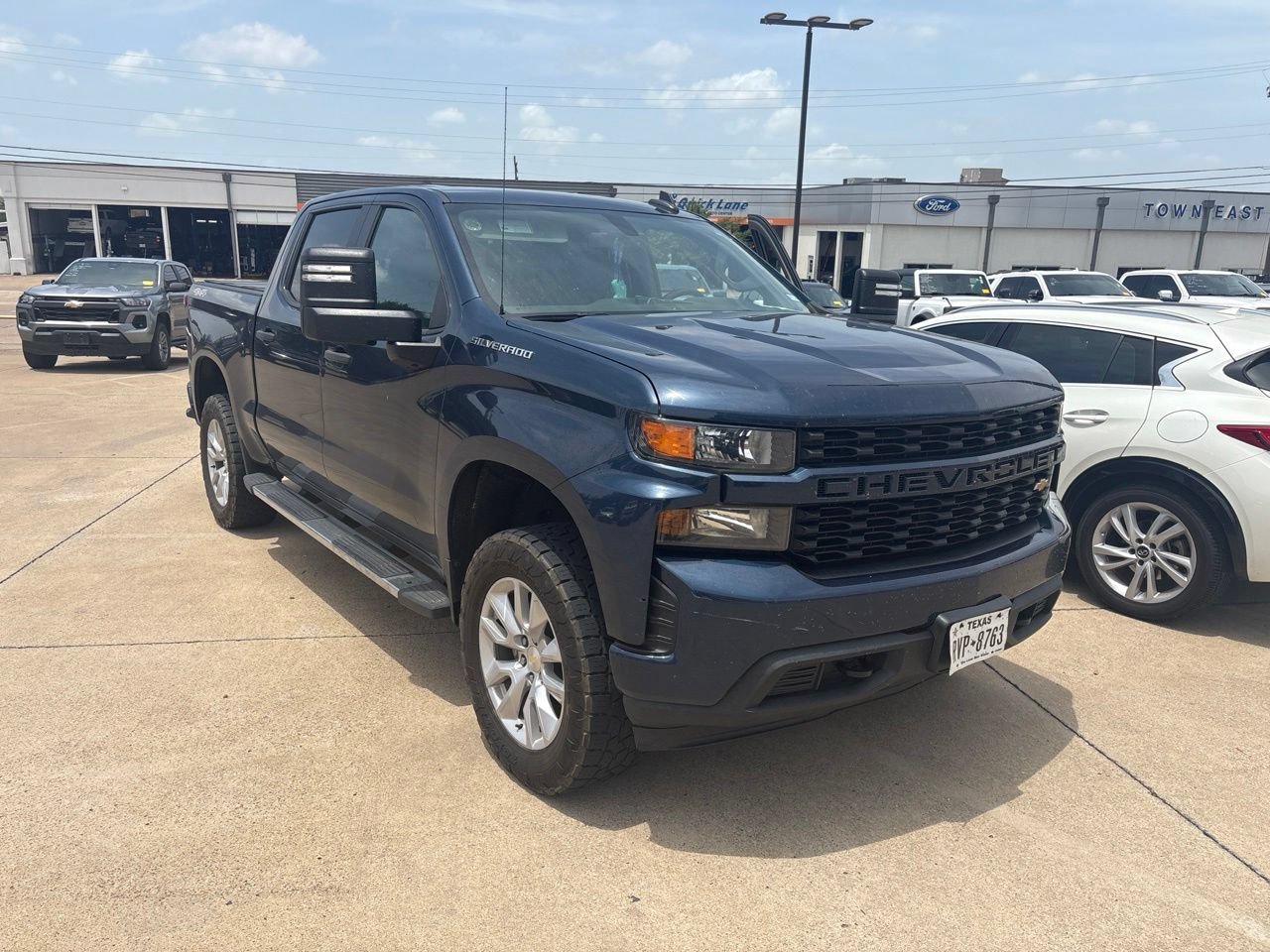 Used 2019 Chevrolet Silverado 1500 Custom w/ Custom Max Trailering Package AWD/4WD image 4