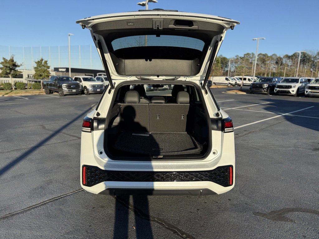 Used 2025 Volkswagen Tiguan SE R-Line image 9