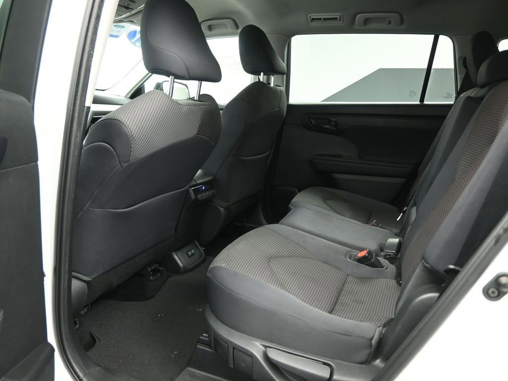 Used 2021 Toyota Highlander LE image 46