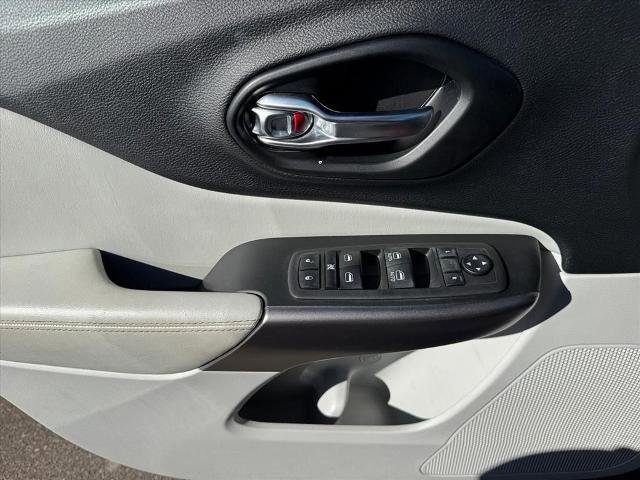 Used 2021 Jeep Cherokee Latitude Lux w/ Sun & Sound Group image 23