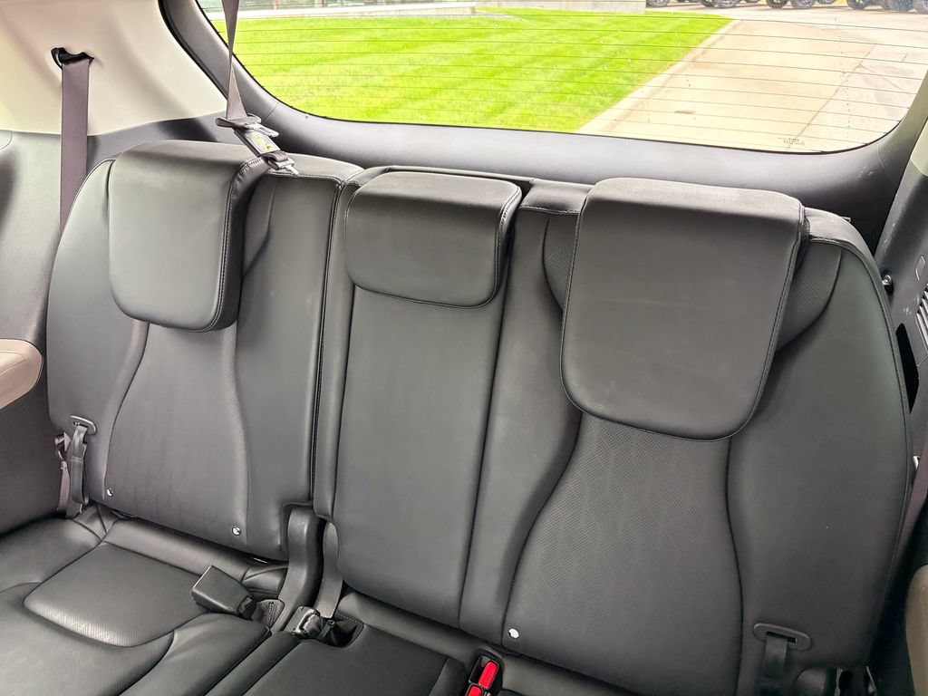 Used 2025 Kia Carnival FWD image 14