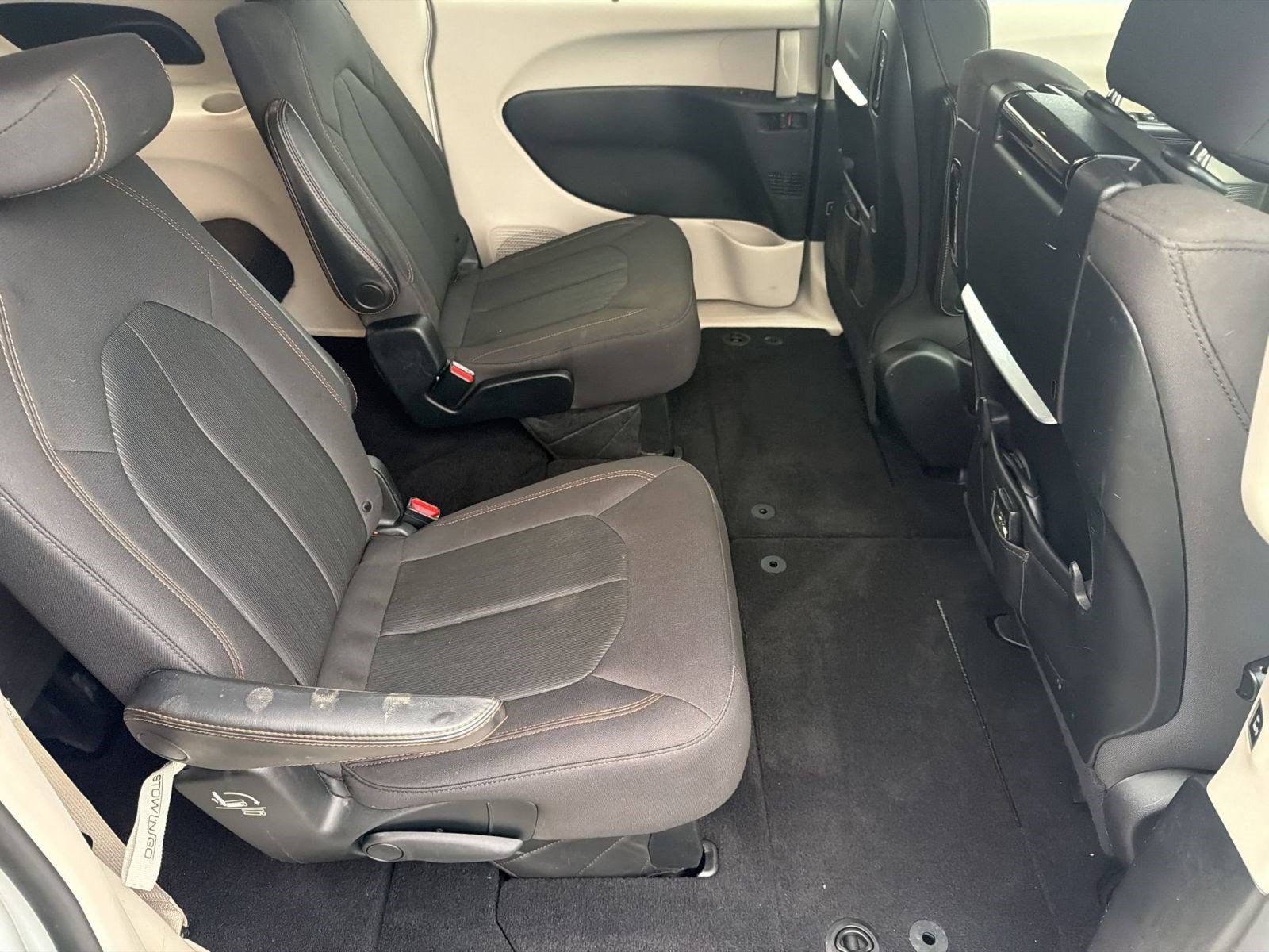 Used 2020 Chrysler Pacifica Touring FWD image 29