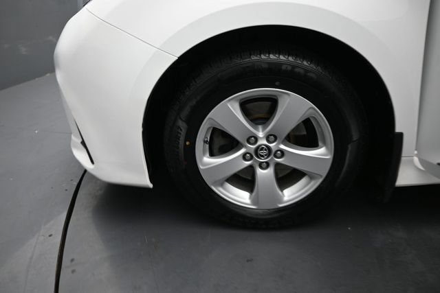 Used 2018 Toyota Sienna LE FWD image 31