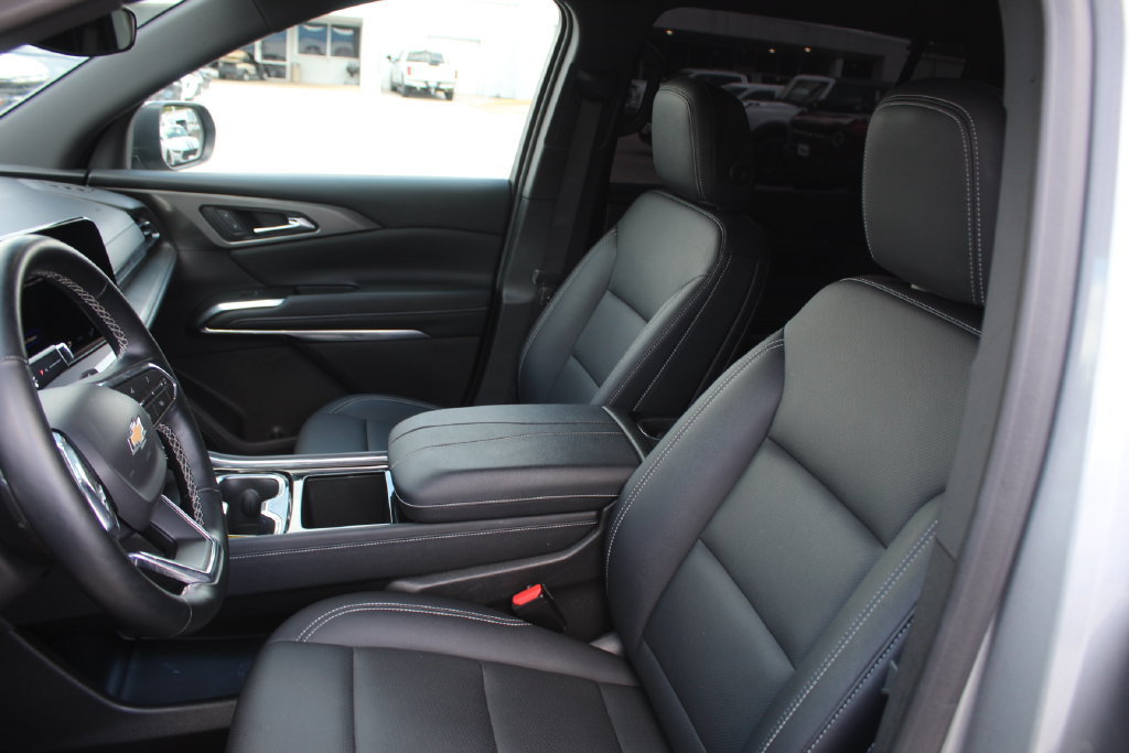 Used 2025 Chevrolet Traverse LT FWD image 14