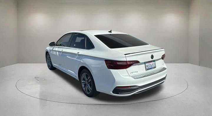 Used 2023 Volkswagen Jetta SE FWD image 4