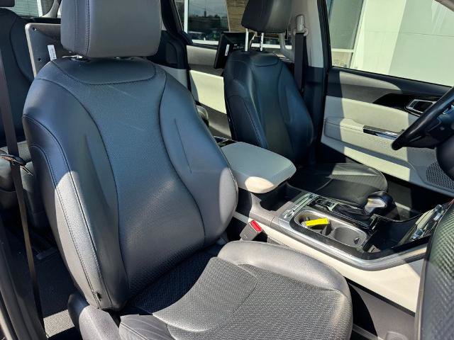 Used 2022 Kia Carnival SX Prestige image 12