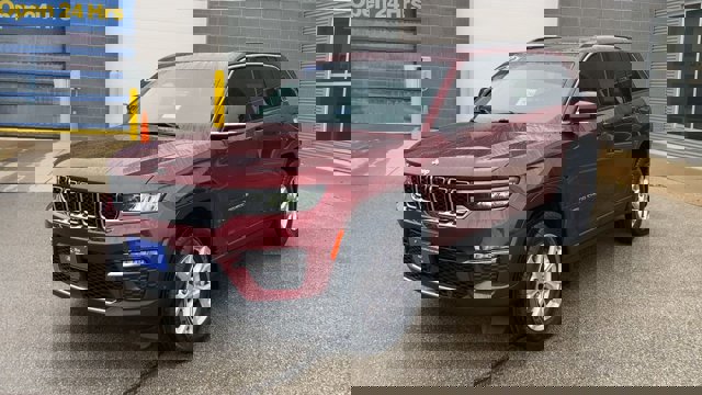 Used 2022 Jeep Grand Cherokee Limited w/ Luxury Tech Group II image 5