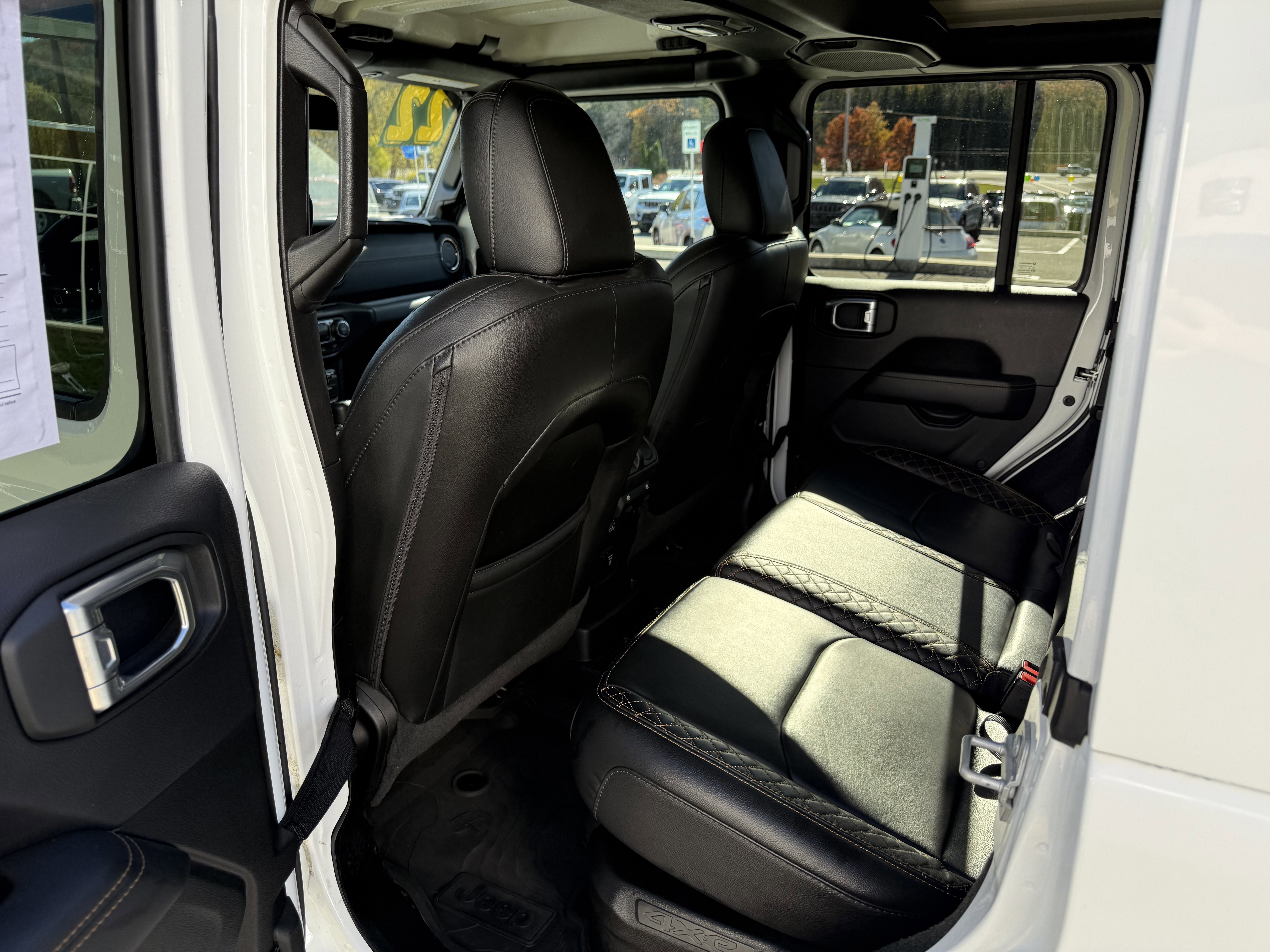 Used 2022 Jeep Wrangler Unlimited Sahara AWD/4WD image 8