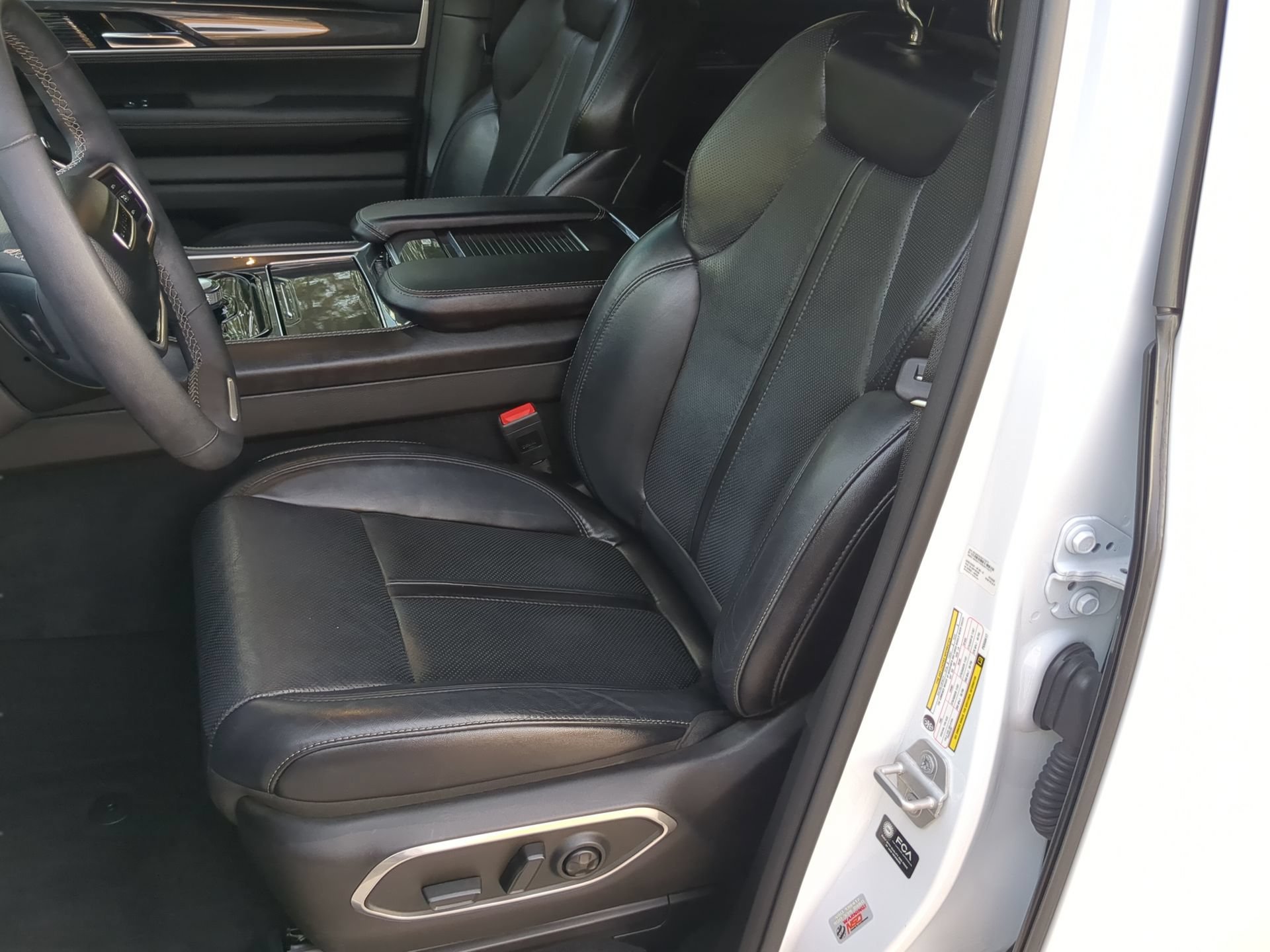 Used 2023 Jeep Wagoneer 4WD w/ Premium Group I image 58