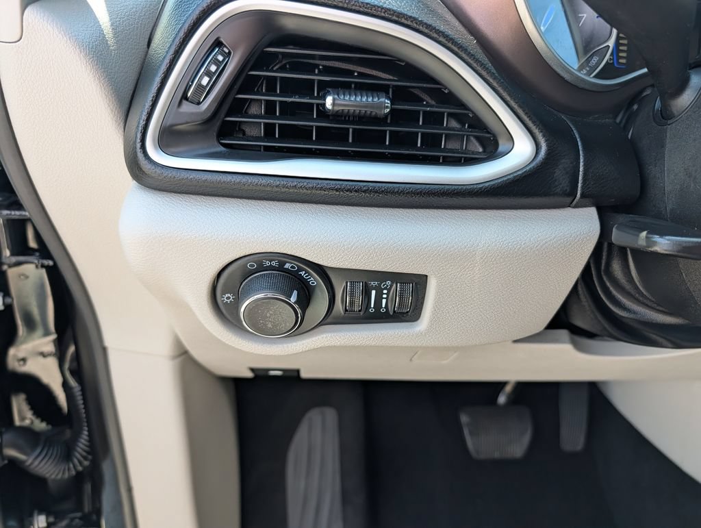 Used 2023 Chrysler Voyager LX FWD image 19